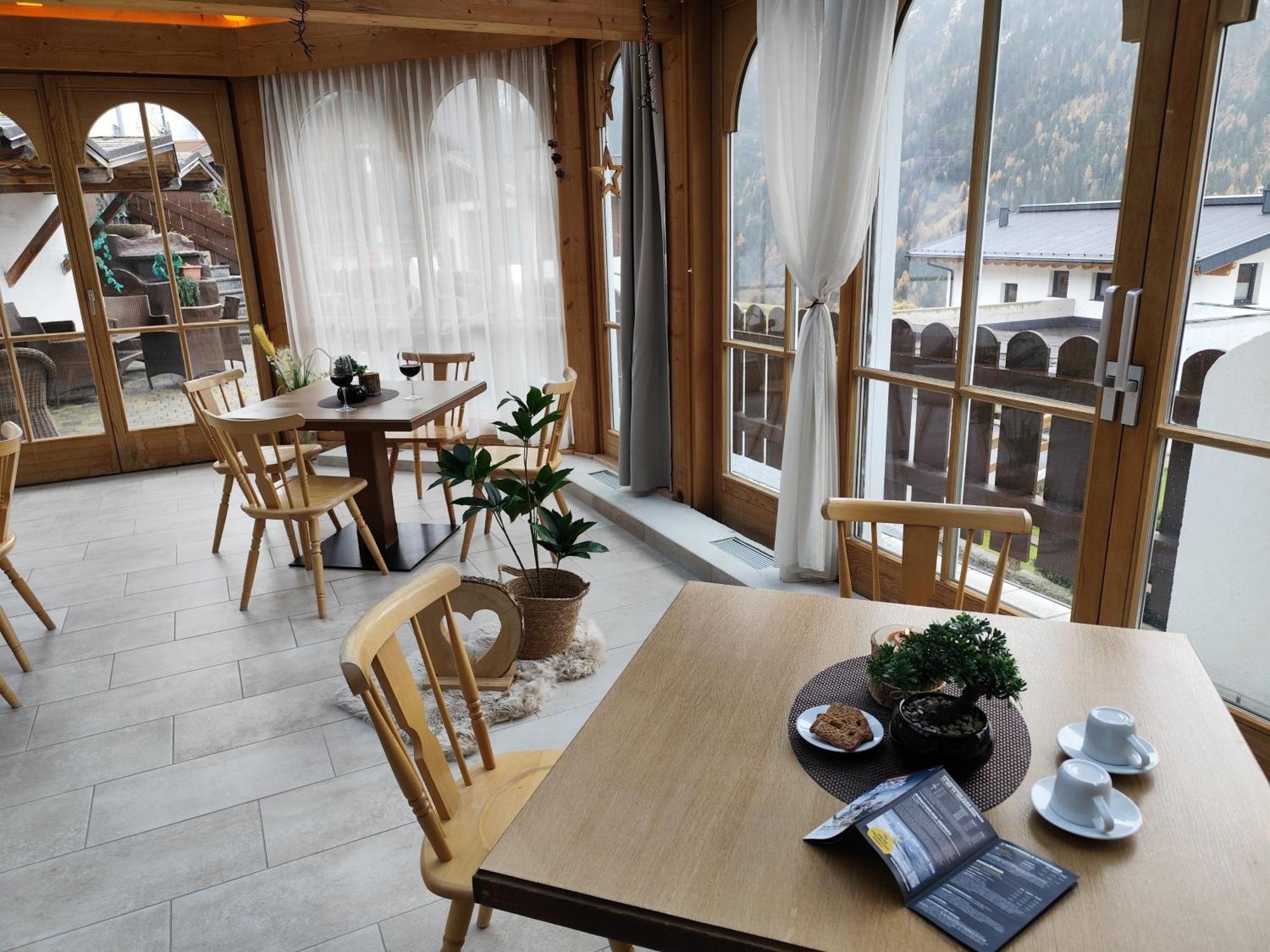 Pitztal Living Aparthotel แยร์สเซินส์ ภายนอก รูปภาพ